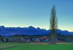 Liegt der Ursberger Ortsteil Bayersried am Fuße der Zugspitze ? Man könnte es fast meinen - ein mächtiges dunkles Wolkenband mach sich langsam über dem Mindeltal breit. Ein Schnappschuß am 13. Januar 2023 gegen 16:30 Uhr.