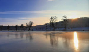 Zu Eis erstarrt und spiegeiglatt - eine überschwemmte Wiese im Mindelried zwischen Thannhausen und Oberrohr am 10.Januar 2024 - bei 4 Grad minus.