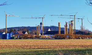  In letzter Zeit wachsen Kräne und Baumaschinen in den Himmel über Balzhausen und stellen dabei den Kirchturm in den Schatten. Ein ungewöhnlicher Blick - von der Hasel auf die Balzhauser Mitte.