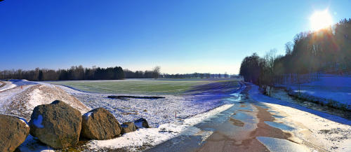 Am Hochwasserschutzdamm Balzhausen/Bayersried - am 9.Januar 2024 bei minus 4 Grad.